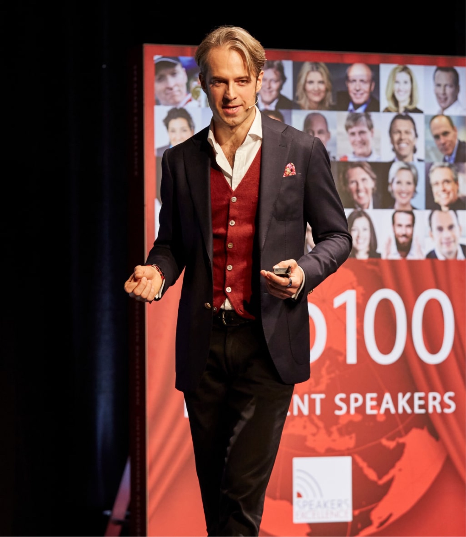 Jan Bruch speaking on stage.
